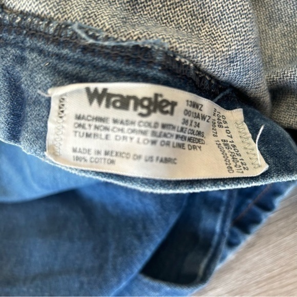 💋VTG Vintage Wrangler men’s distressed faded wallet pocket blue jeans 👖 36x34 - Picture 12 of 13